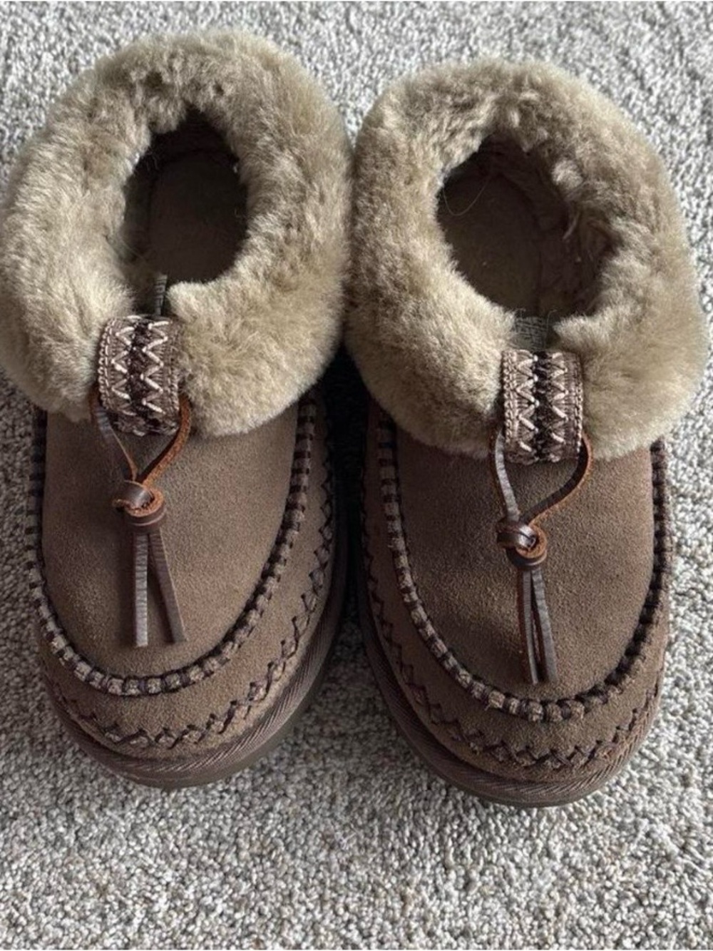 Women's Ugg Brown Fleece-Lined Moccasin Slippers size6